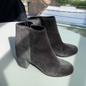 Velvet patterned boots